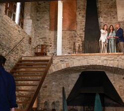 Doña Leonor y Doña Sofía en el interior de la Casa "Sala Grande"